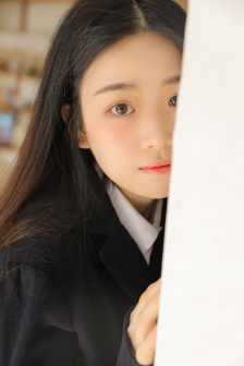 不扣纽扣女孩